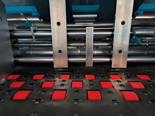 Yüksek Hızlı Flüt Laminatör Makinesi, Hasar ve Yapıştırıcı Atıklarını Minimize Etmek İçin Besleme Basıncı Yapısı ve Dijital Yapıştırıcı Kontrolü Yok