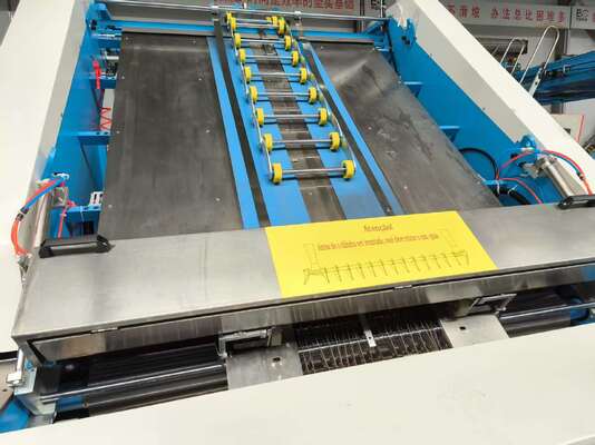 Yüksek Hızlı Flüt Laminatör Makinesi, azaltılmış yapıştırıcı tüketimi ve besleme basıncı yapısı olmayan karton kutu yapımı sunuyor